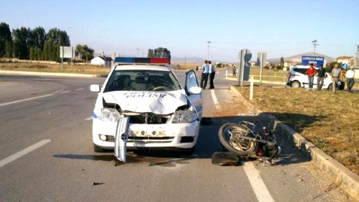 Polis Otosunun Çarptığı Motosiklet Sürücüsü Yaralandı