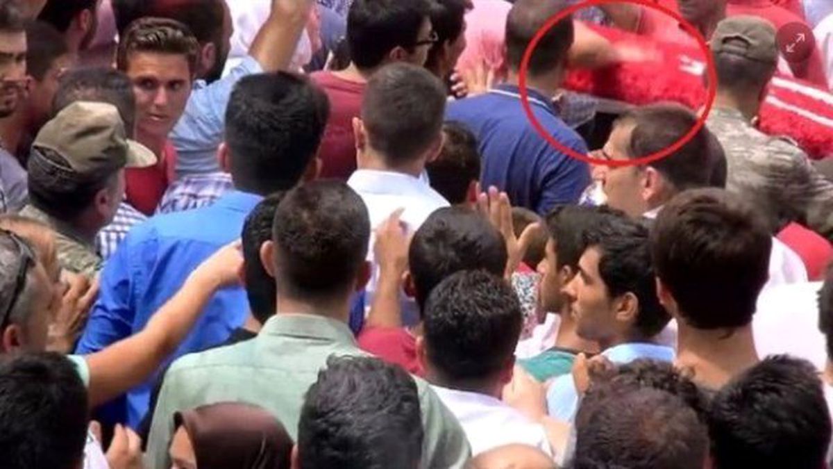 Şehit Cenazesinde Türk Bayraklı Çelenge Saldırı