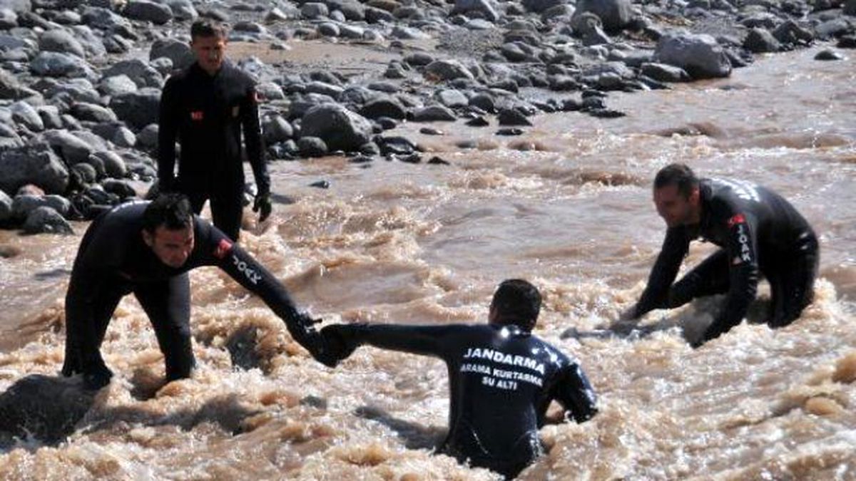 Sel Suları Kaçak Çöp Dağını Ortaya Çıkardı (2)