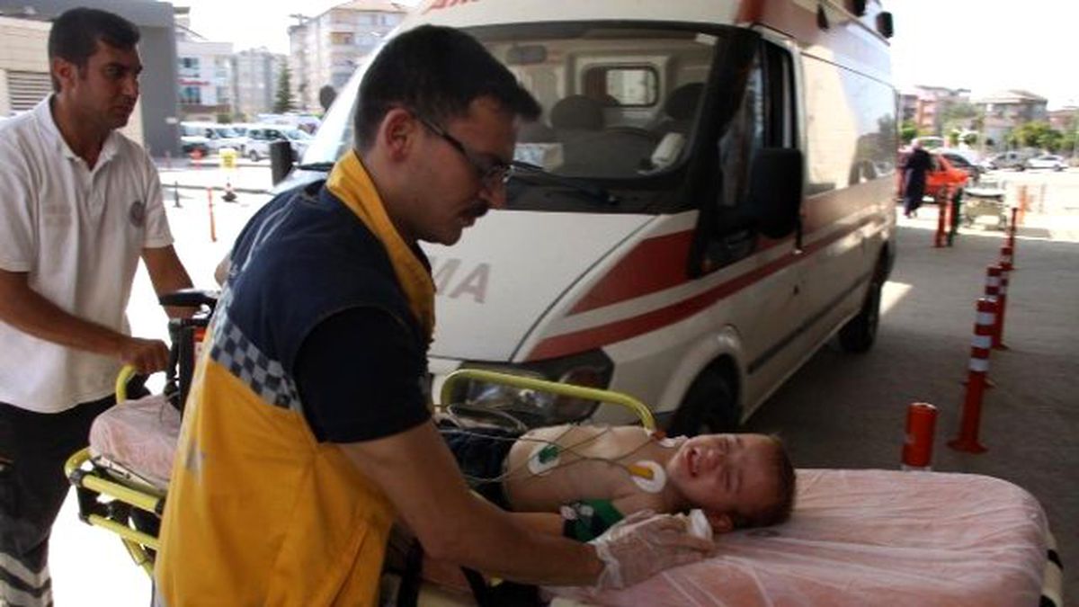 Su Dolu Kovaya Düşen Çocuğu Annesi Kurtardı
