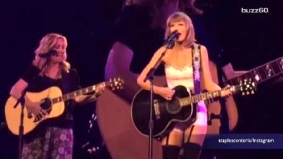 Taylor Swift Sings \'Smelly Cat\' With Phoebe Buffet And The İnternet Rejoices