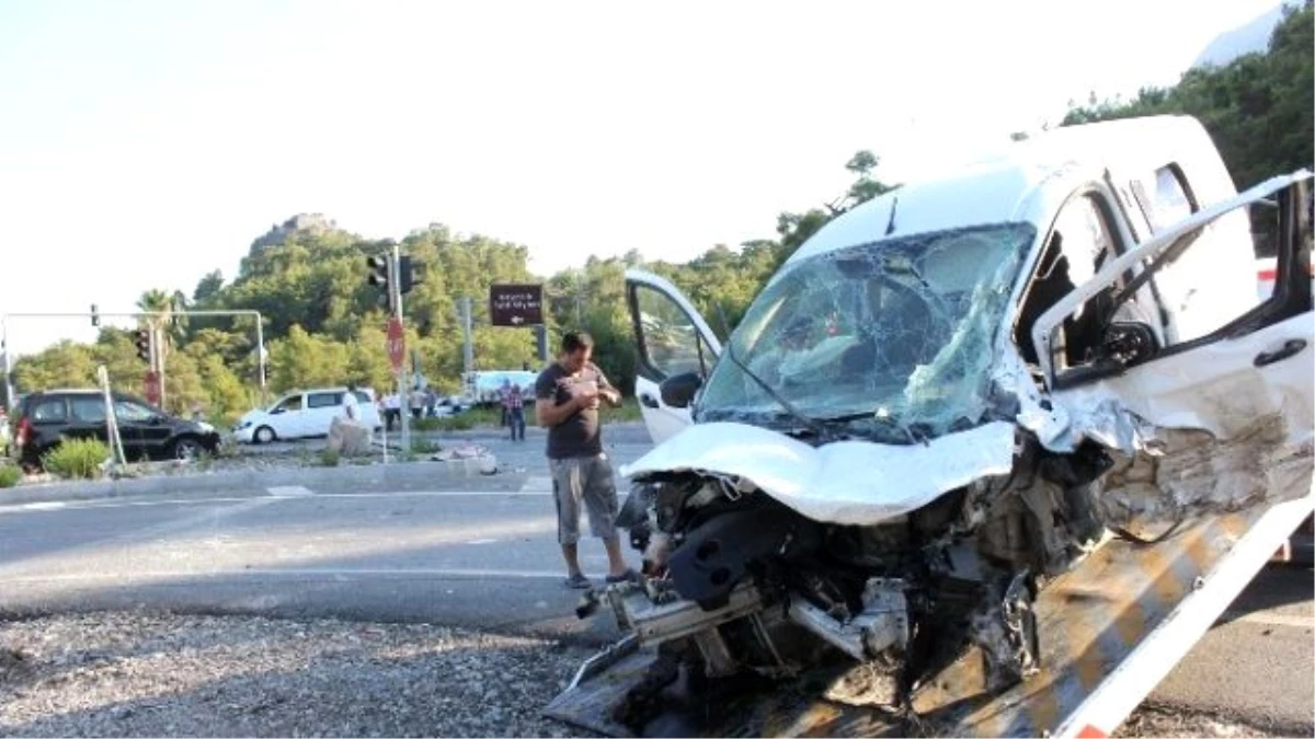 Telekom Personeli Paydos\'ta Kaza Geçirdi: 3 Yaralı
