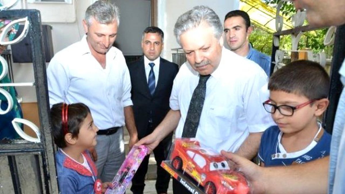 Vali Kahraman Çocukların Gönüllerini Feth Etti