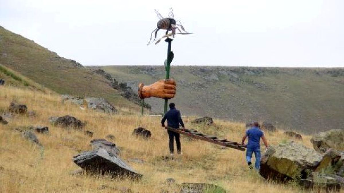 (Video) Huge Bee Statue Filled With Hives Gives Five Kilos Of Honey İn Kars