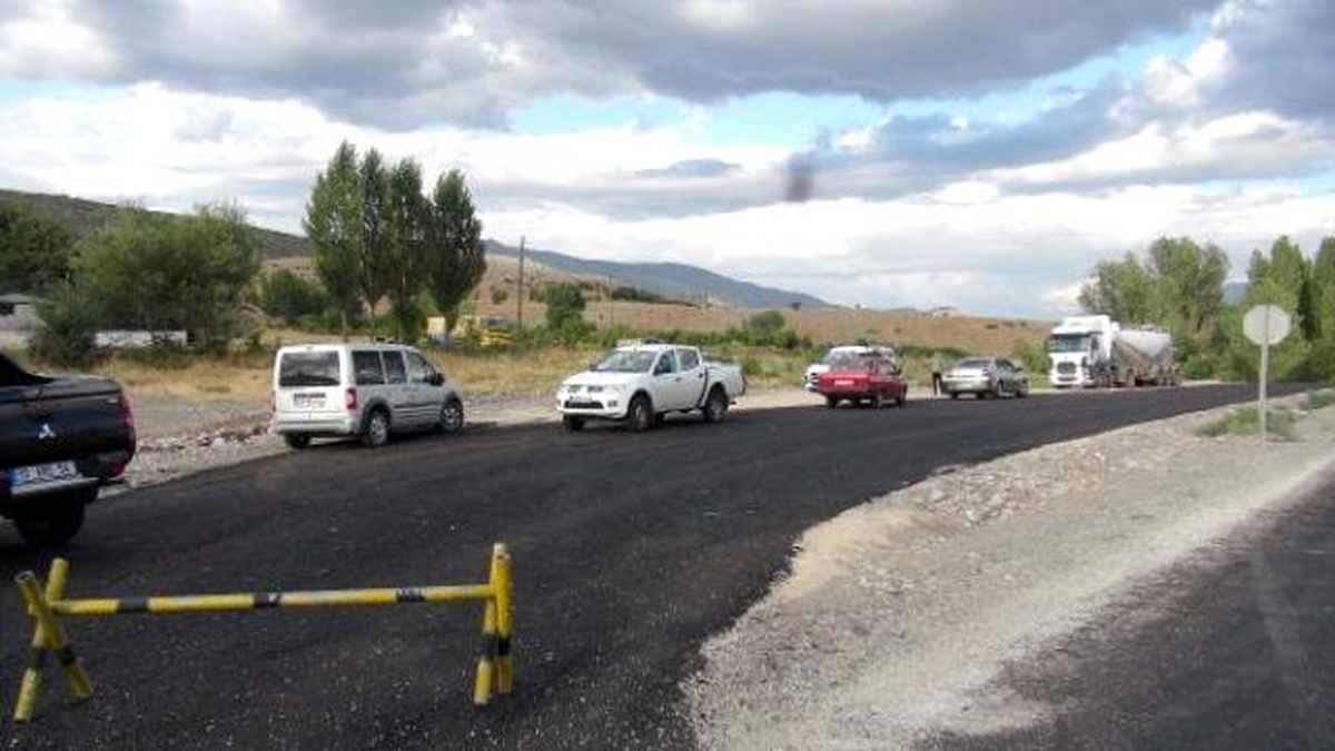 Yol Kesen PKK\'lıların Ateş Açtığı Otomobilde Bir Kadın Öldü (2)
