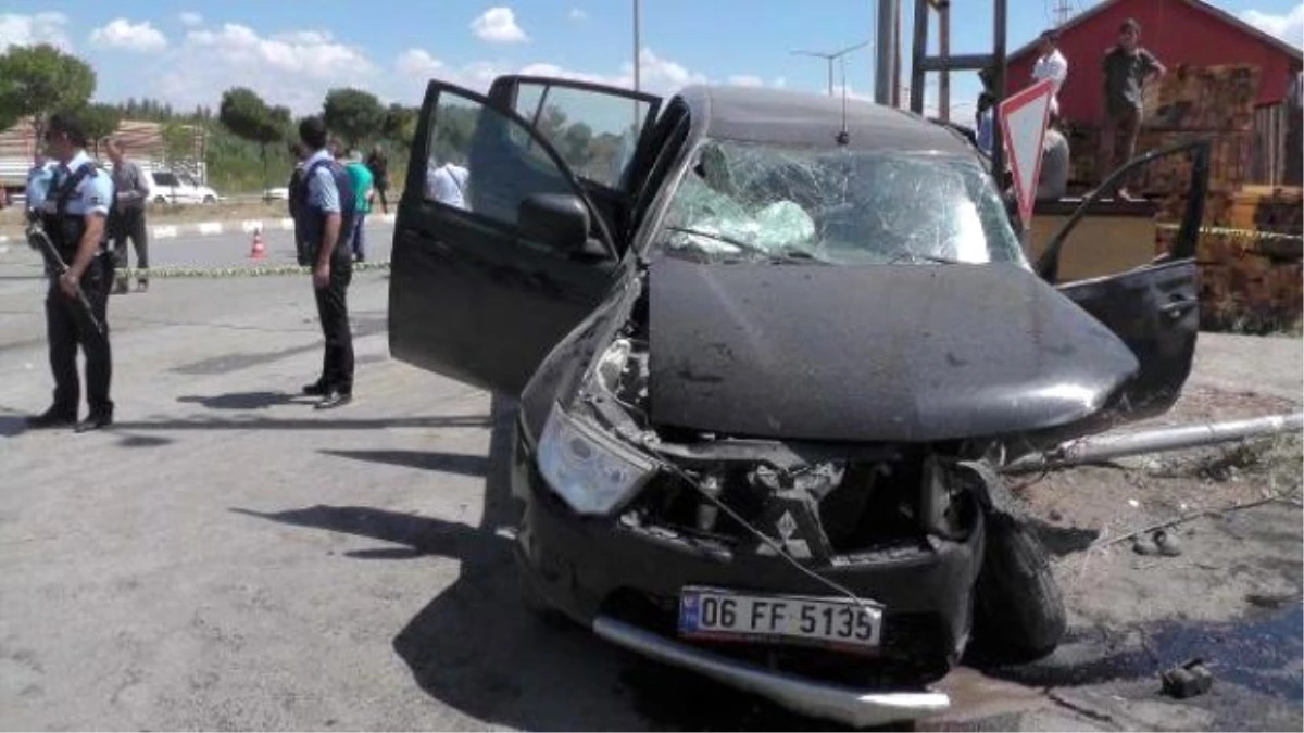 Polis Aracı ile VEDAŞ Ekibini Taşıyan Otomobil Çarpıştı: 4 Yaralı