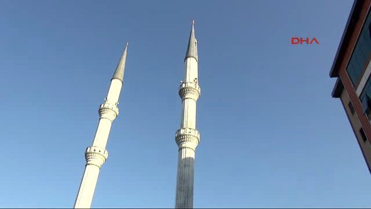 Minare Onarımı Yapan İşçilerden Tehlikeli Çalışma