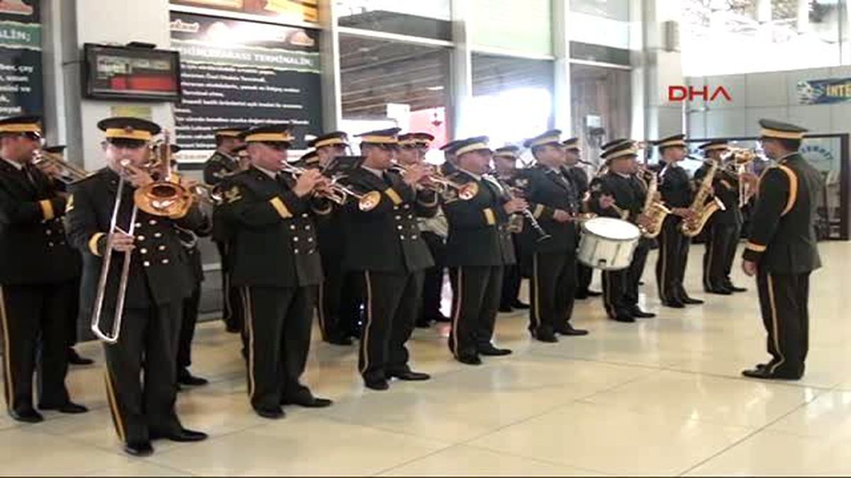 Afyonkarahisar - Askeri Bando Otogarda Konser Verdi