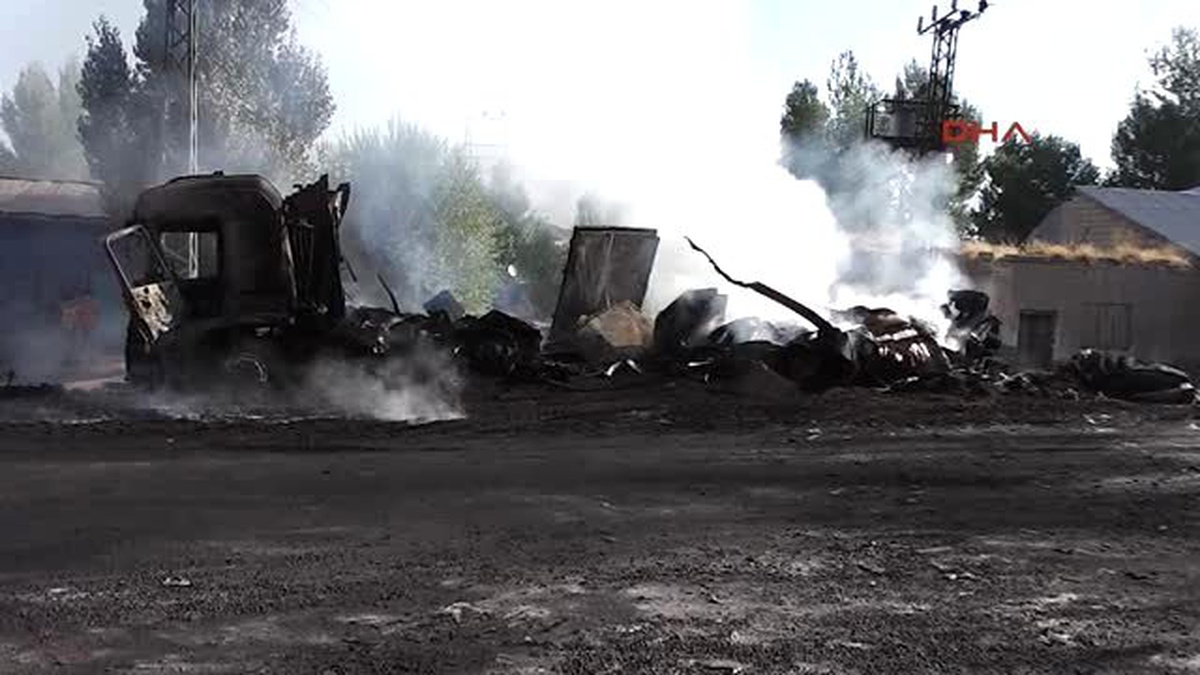 Ağrı - Pkk, Patnos- Van Karayolunu Kesti, 4 Araç Yaktı