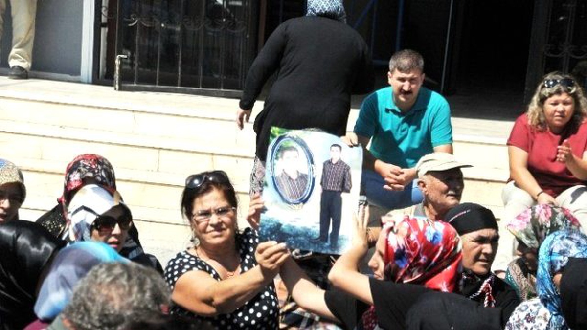 Aileler Soma Kararını Yerde Oturarak Bekliyor