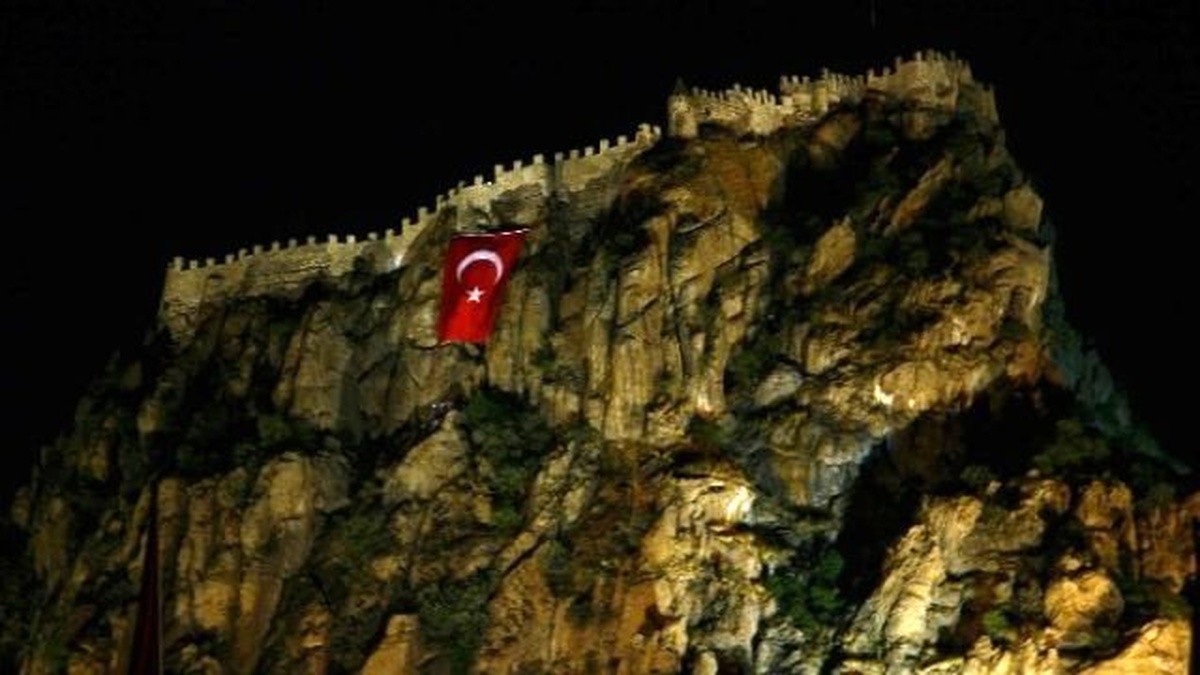 Akut 226 Metre Yükseklikteki Tarihi Karahisar Kalesine Dev Türk Bayrağı Astı