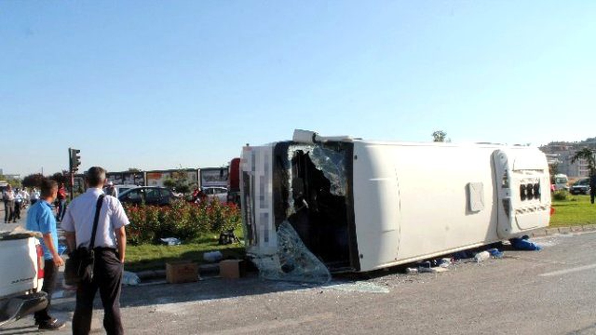Ambulansa Yol Veren İşçi Servisine Tır Çarptı: 16 Yaralı