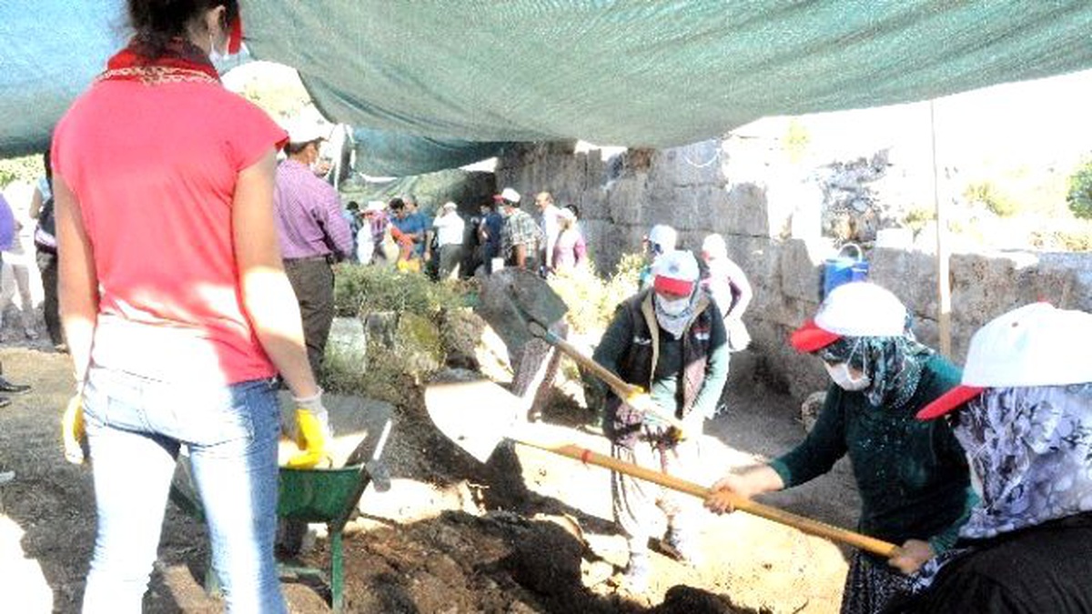 Antalya\'da Tarihi Kazılar Ev Kadınlarına Emanet