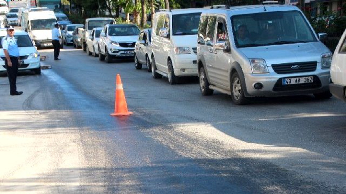 Araçtan Yola Akan Yağ Trafiği Felç Etti