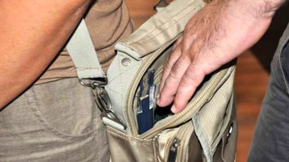 Benzinlikte Uyuyakalan İngiliz Turistler Soyuldu