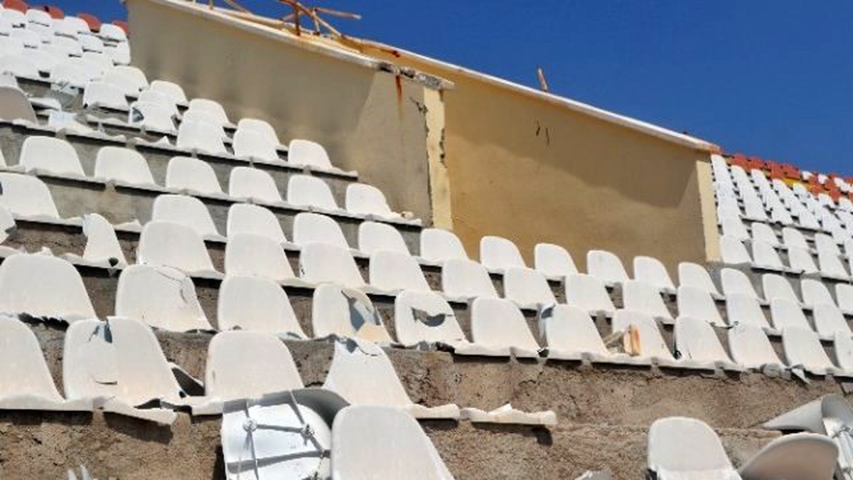 Çatı Çürük Çıkınca Kapalı Tribüne Seyirci Alınmayacak