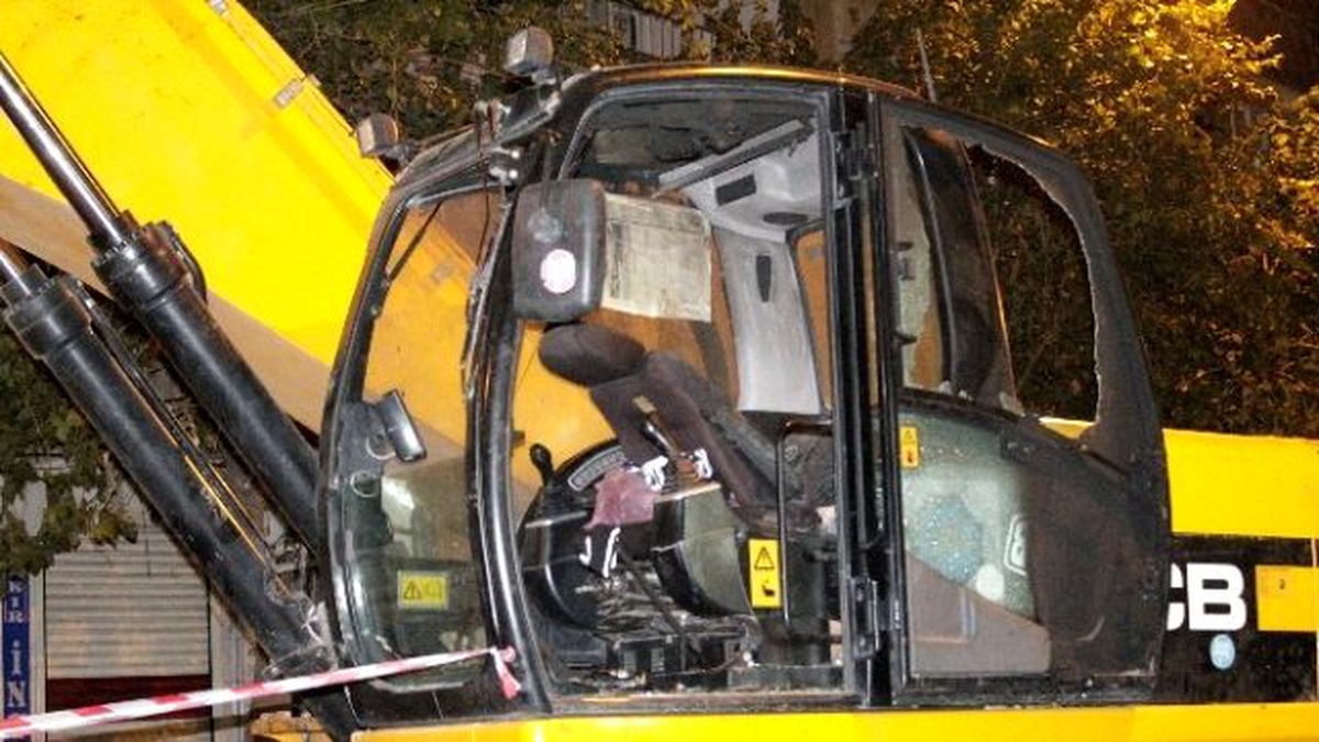 Diyarbakır\'da Göstericiler Hdp\'li Belediyenin İş Makinalarını Ateşe Verdi