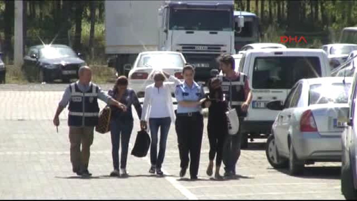 Düzce - Hırsızlık Şüphelisi Kadınları Çantaları Ele Verdi