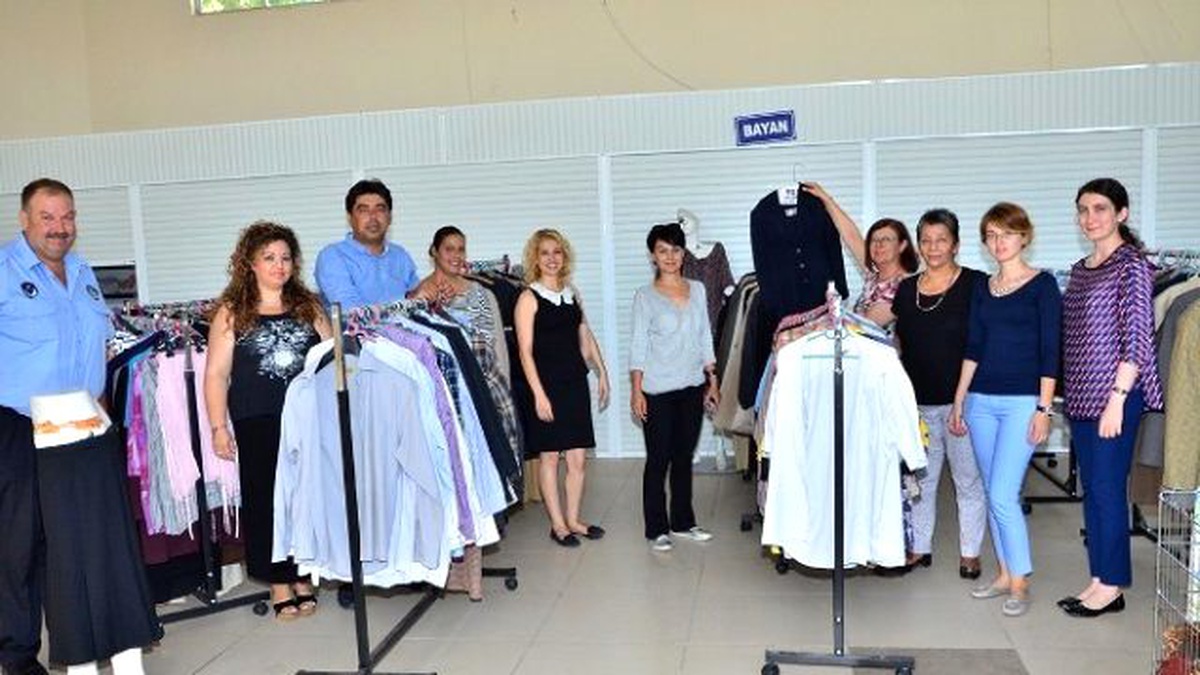 Foça\'da Sosyal Market Vatandaşların Yüzlerini Güldürüyor
