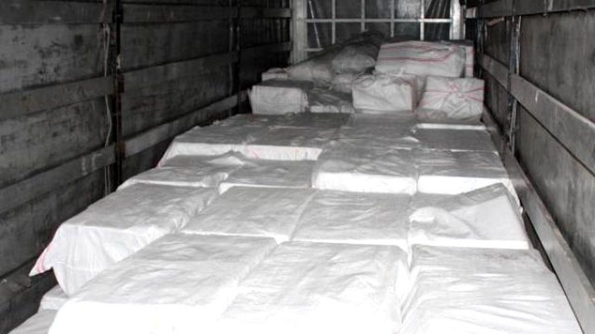 Kargo Tır\'ında Kaçak Çay ve Sigara Ele Geçirildi