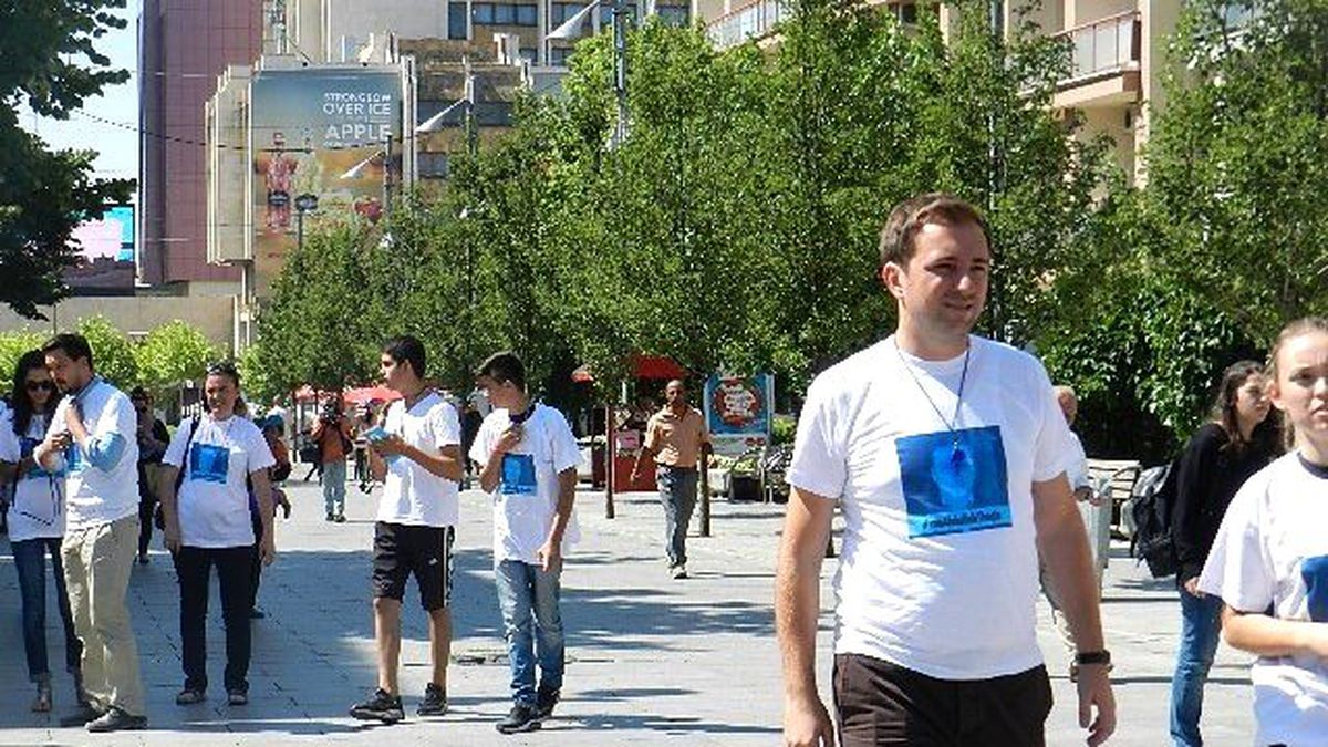Kosova\'da Yolsuzluklara Karşı Islıklı Eylem