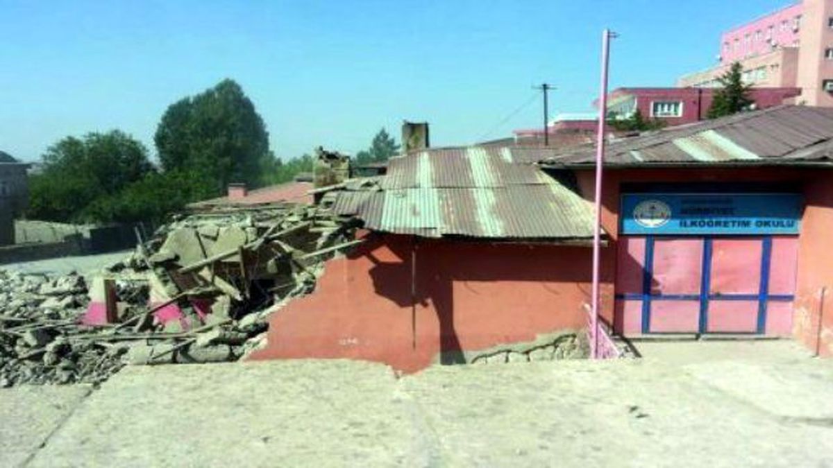 Kozluk İlçesinde 77 Yıllık Okul Yıkıldı