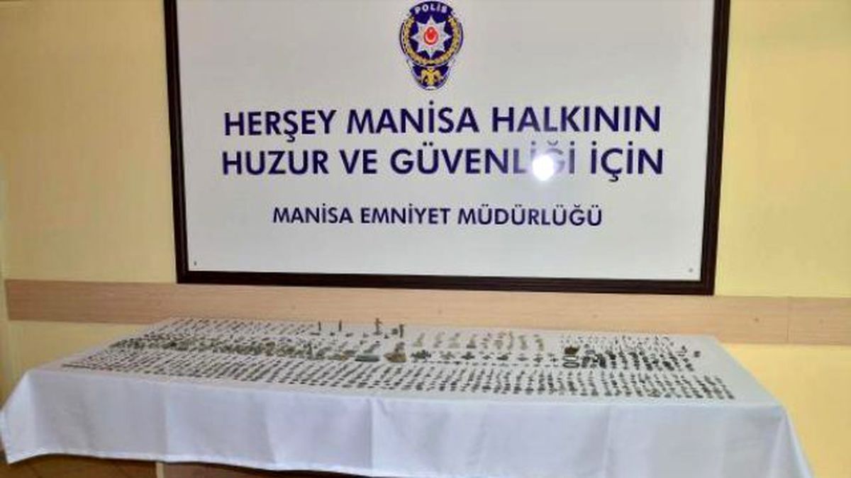 Manisa\'da 1189 Parça Tarihi Eserle Yakalan 3 Kişiye Gözaltı