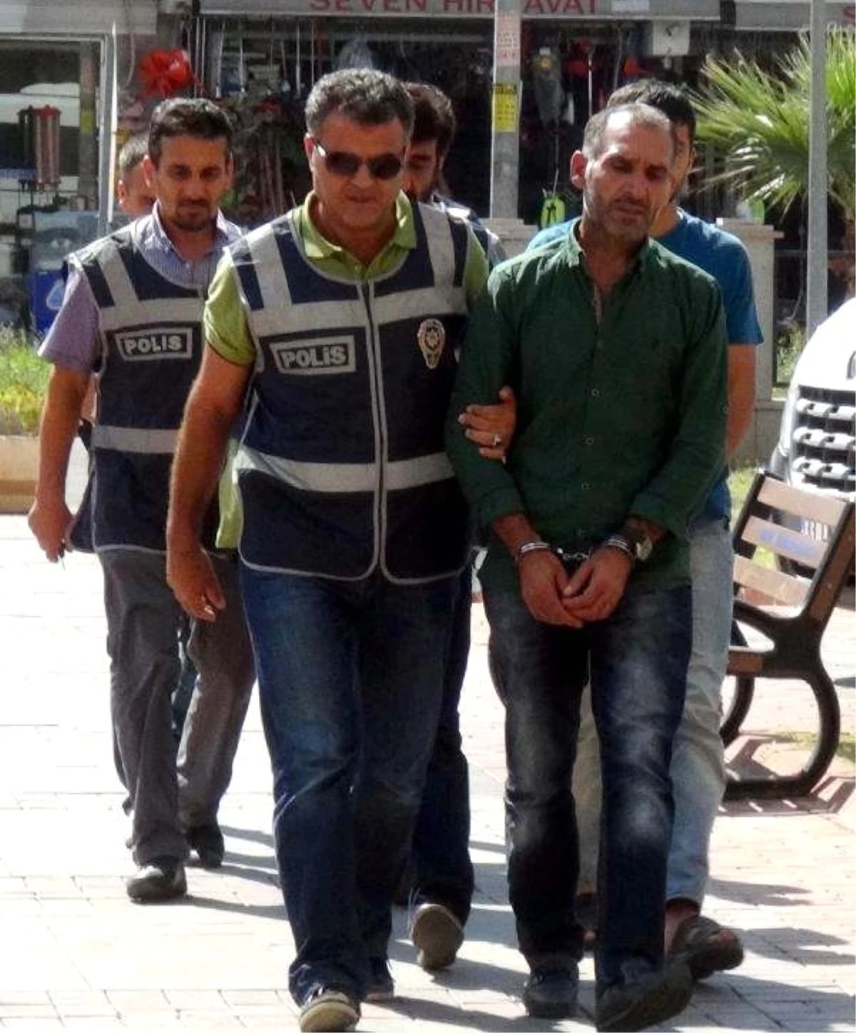 Mersin\'de Polise Molotofkokteyli Atanlar Yakalandı