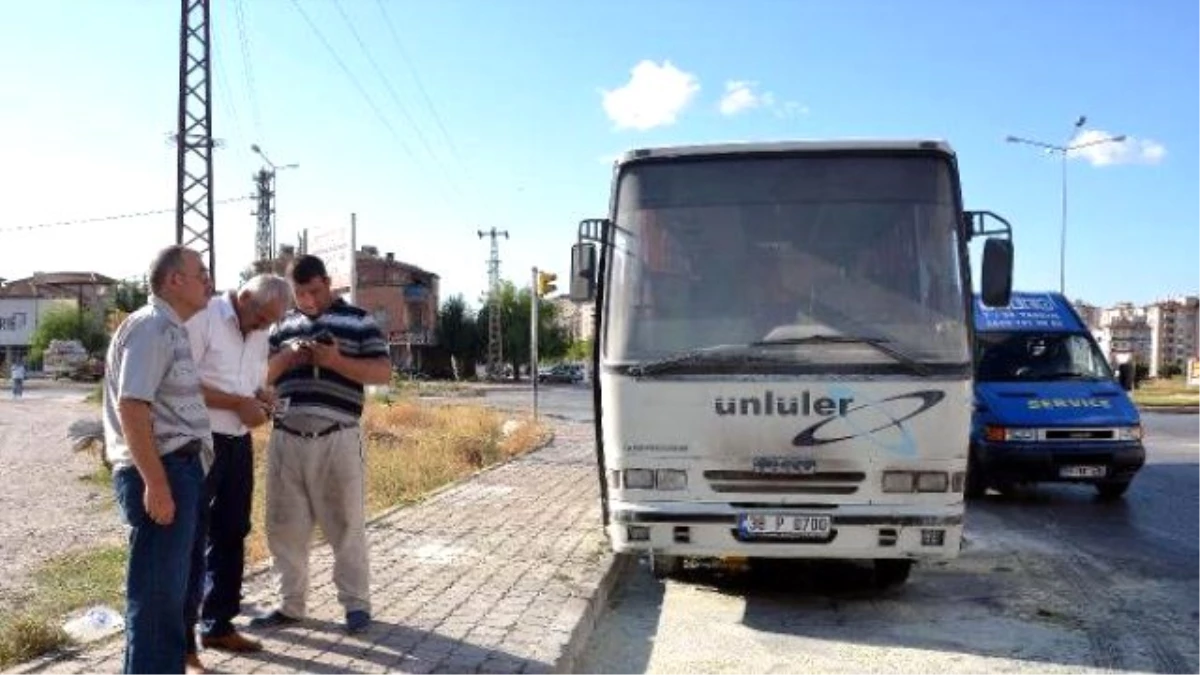 Midibüsteki Yangını Esnaf Söndürdü