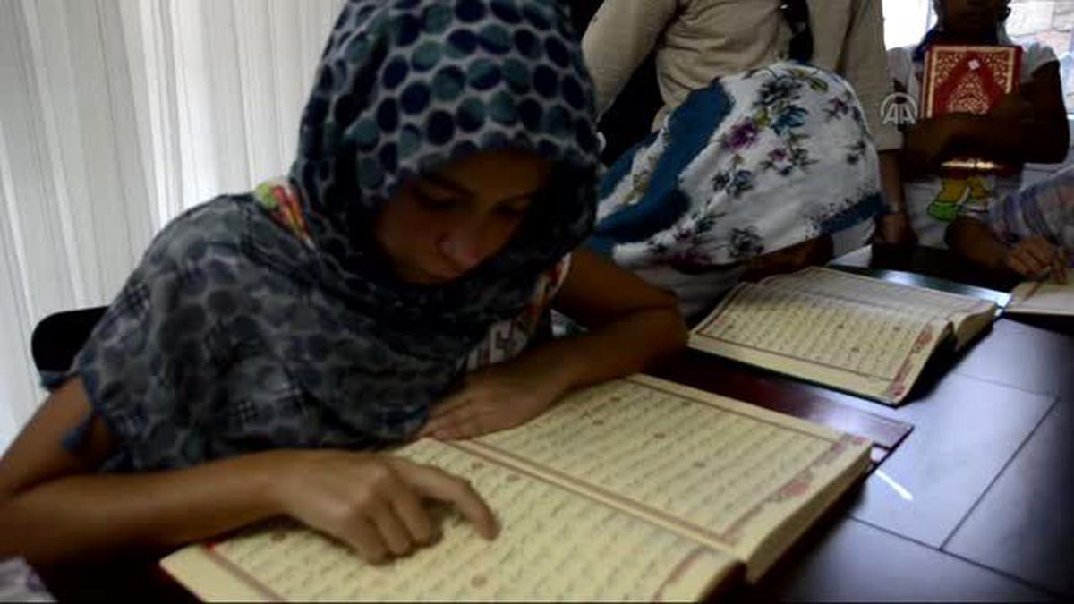 Ölen Annesinin Evinde Çocuklara Kur'an Eğitimi Verdiriyor