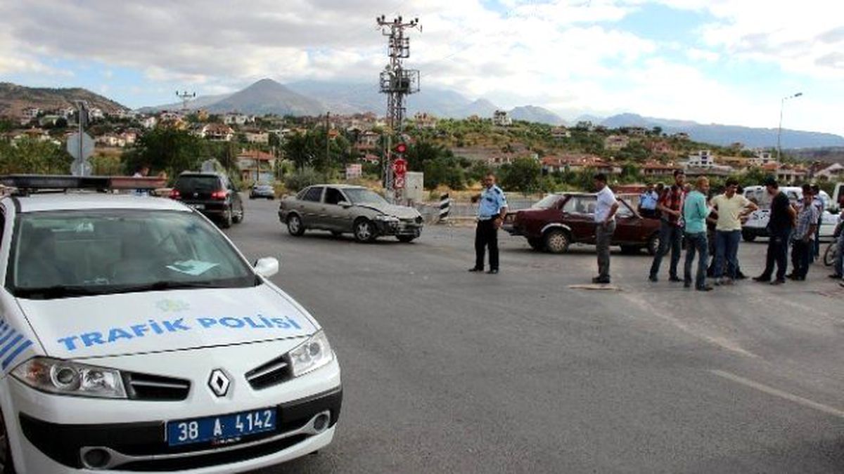 Otomobiller Çarpıştı: 1 Yaralı