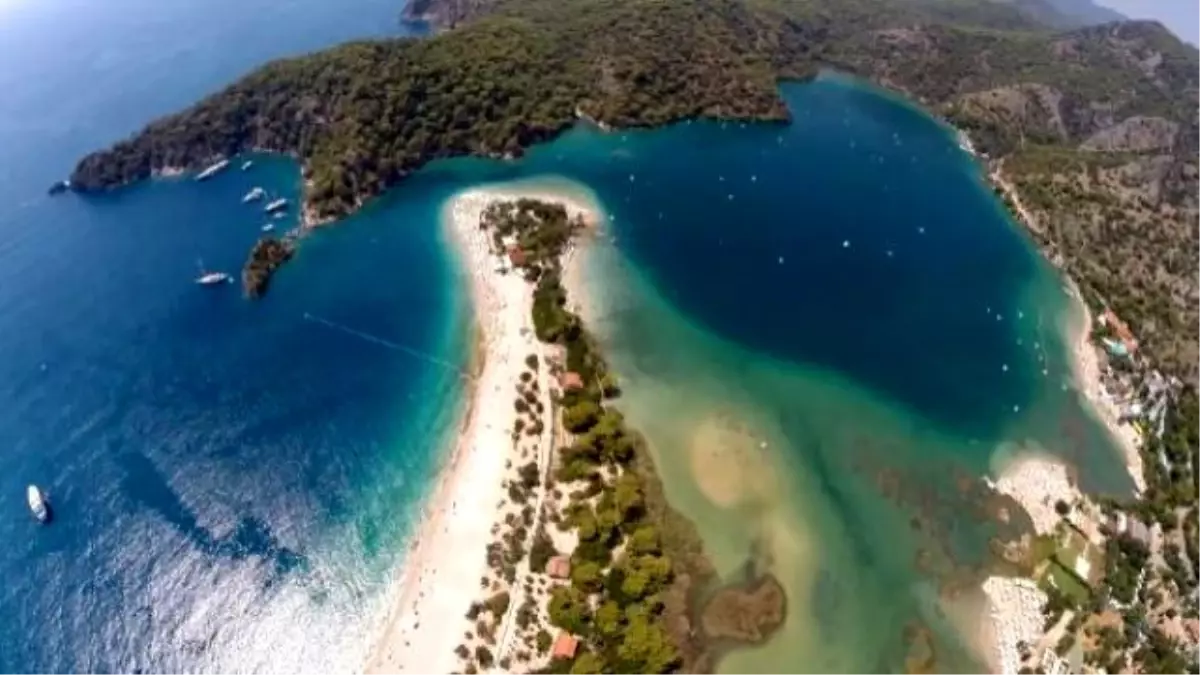 Paragliders Flock To Babadağ, While Beach Lovers Enjoy Ölüdeniz