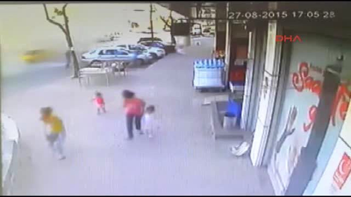 Gaziosmanpaşa\'da 11 Kişinin Yaralandığı Patlama Anı Kamerada!