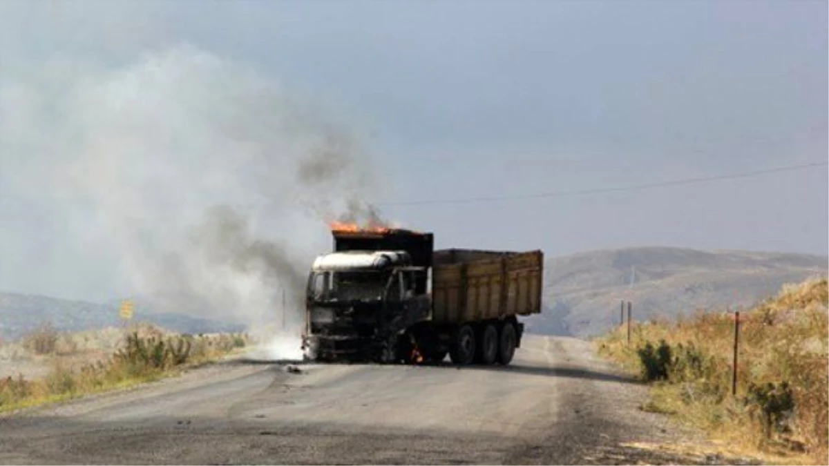 PKK\'lılar Tendürek\'te 3 Araç Yaktı