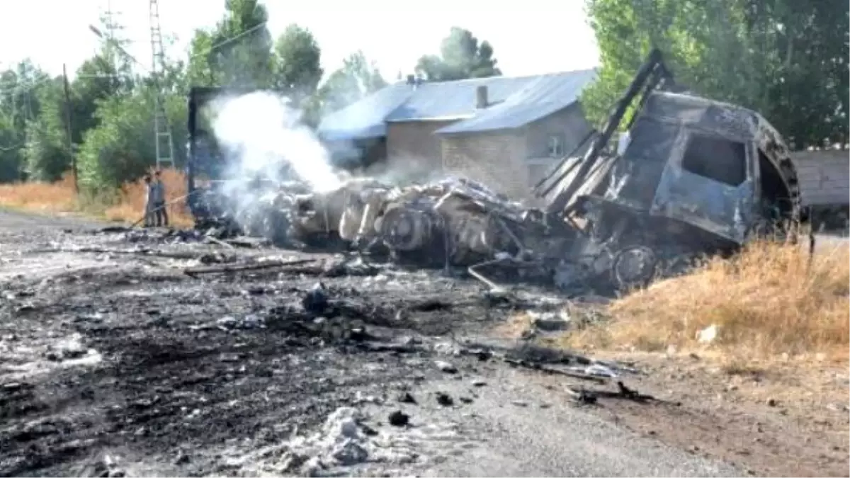 Pkk, Patnos- Van Karayolunu Kesti, 4 Araç Yaktı