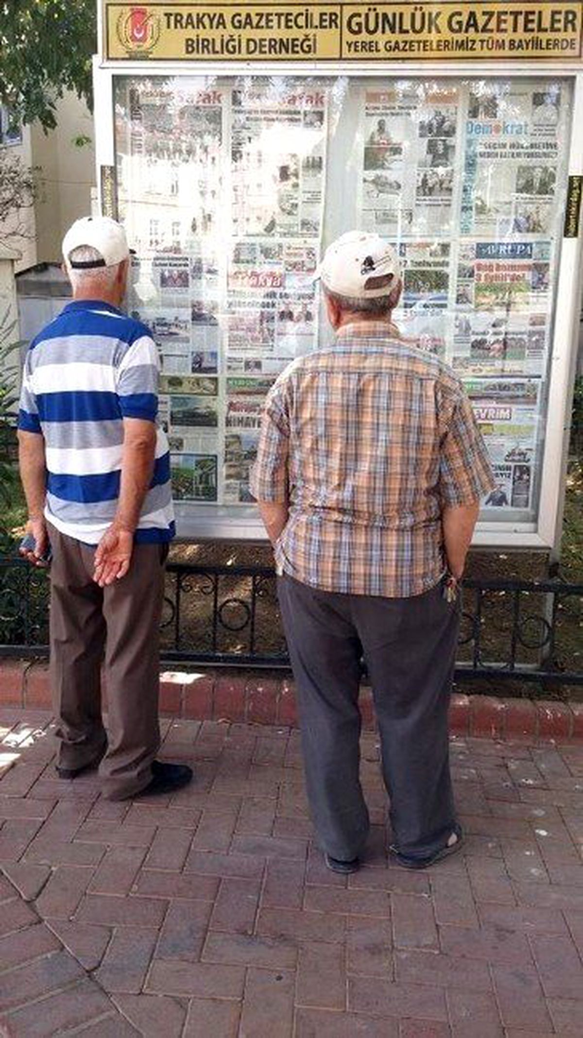 Tekirdağlılar, Gündemi Basın Panosundan Takip Ediyor