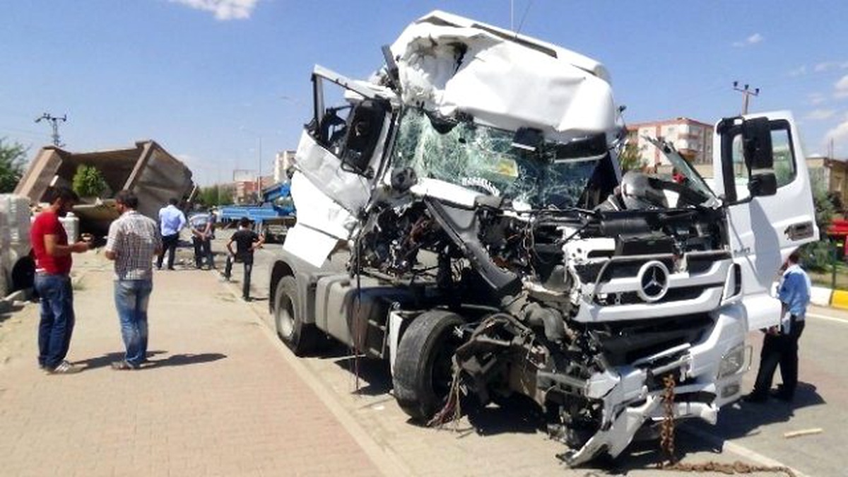 Tır ile Kamyonun Hatalı Sollamaları Kazaya Neden Oldu