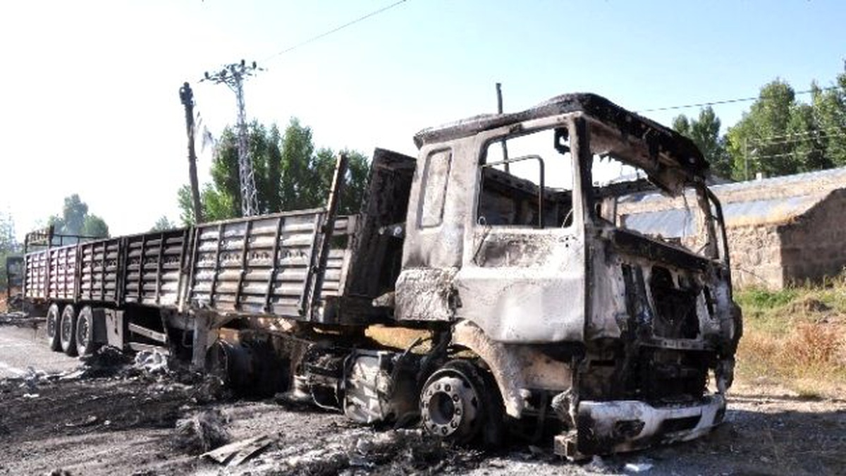 Yol Kesen PKK Üyeleri Dört Aracı Yaktı