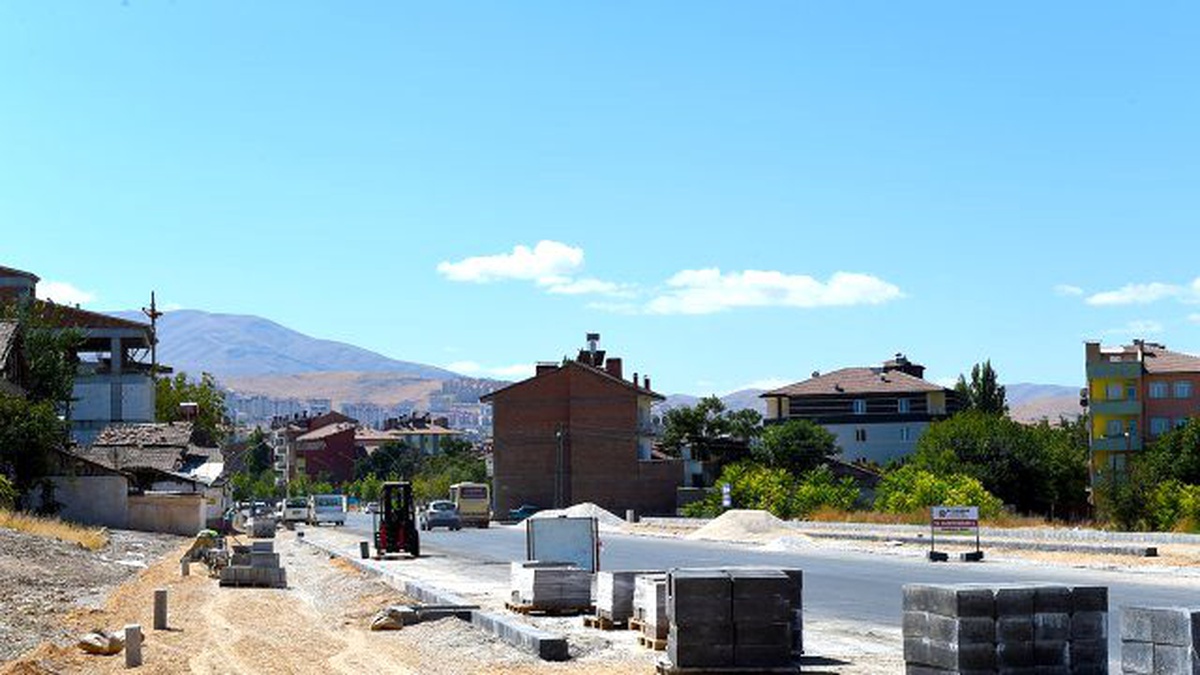 Yolun Açılan Kısımlarında Kaldırım Çalışmalarına Başlandı