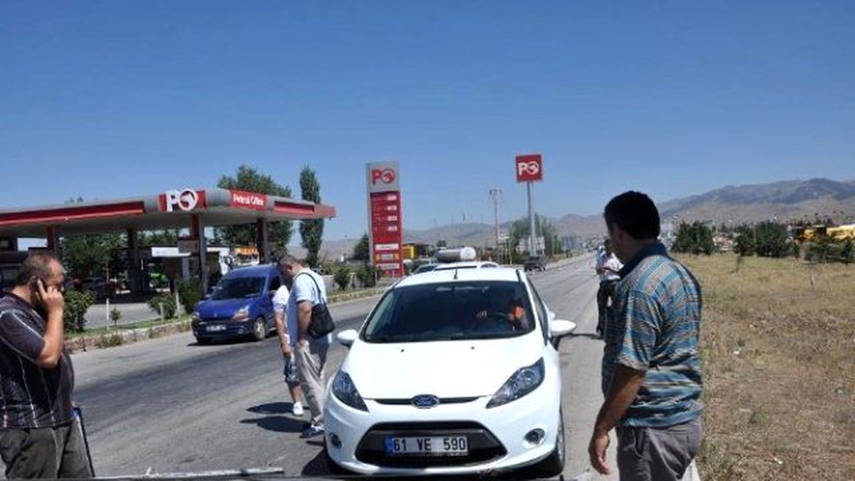 Zincirleme Kazada 3 Araç Birbirine Girdi, 2 Kişi Yaralandı