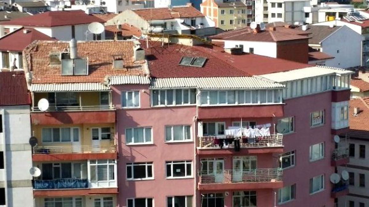 Apartman Çatısında Kopan Güneş Enerjisi Panelleri Faciaya Davetiye Çıkıyor