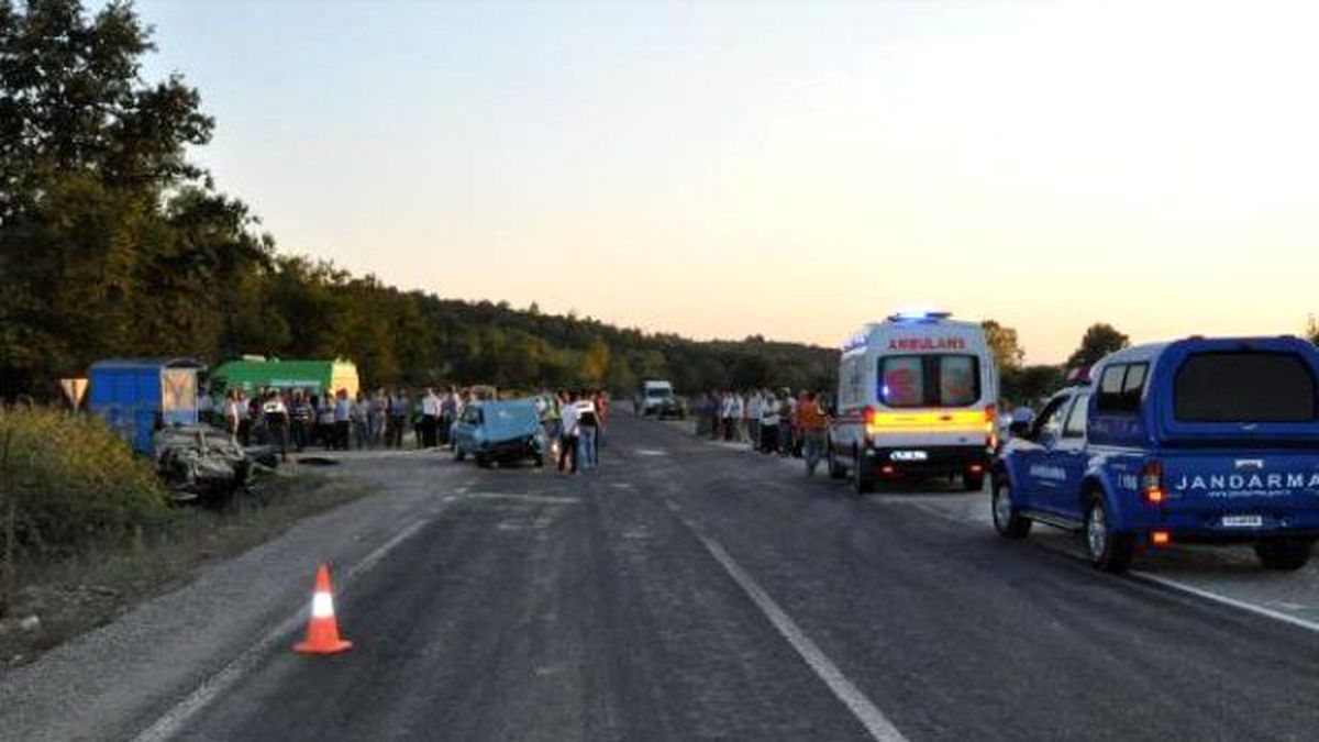 Bartın\'da İki Otomobil Çarpıştı: 10 Aylık Bebek Öldü, 6 Yaralı