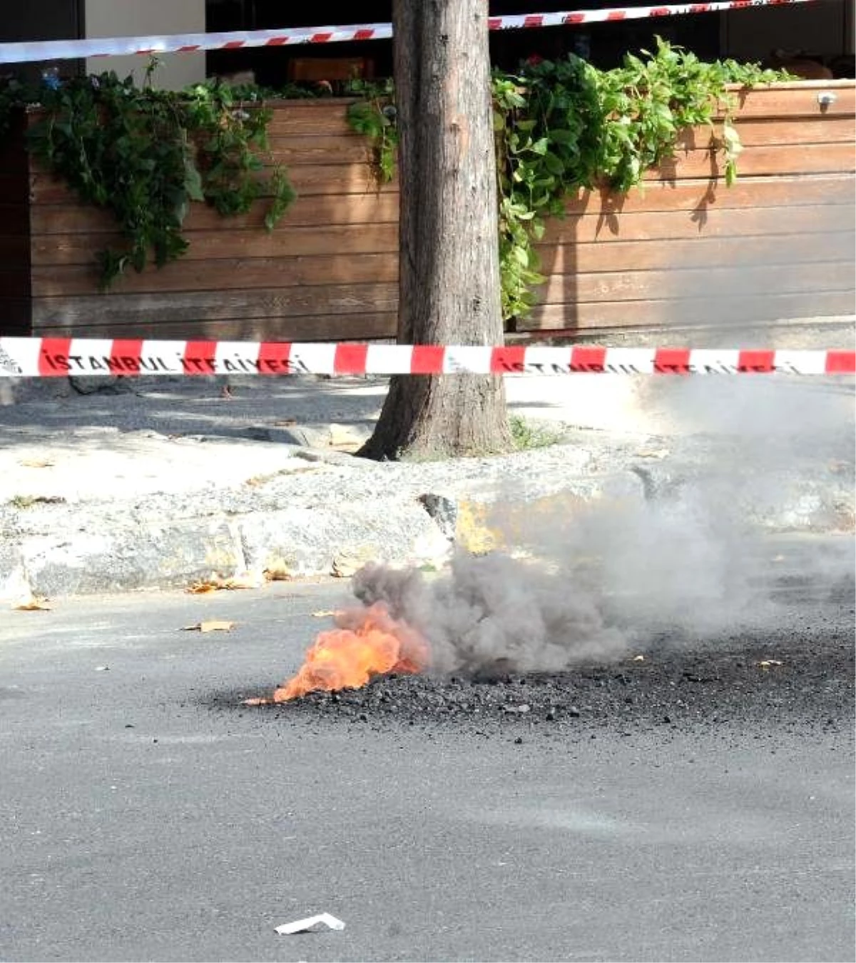 Beşiktaş\'ta Yeraltındaki Elektrik Hattı Alev Alev Yandı
