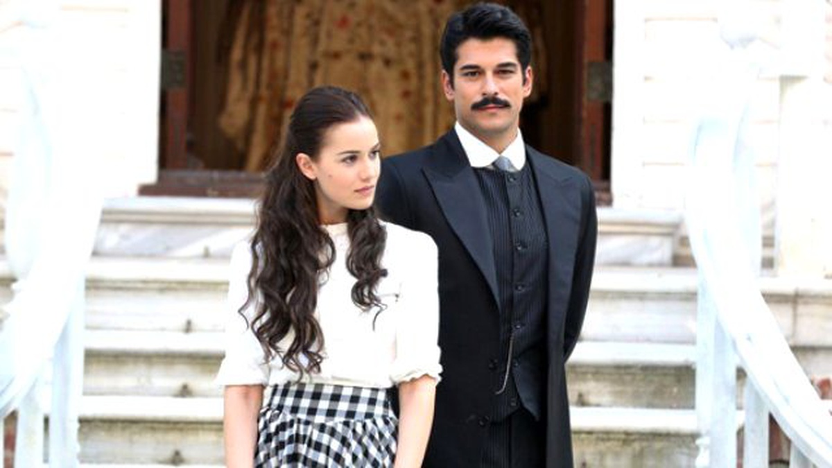 Burak Özçivit ve Fahriye Evcen Fenerbahçe Kombinesini İade Edecek