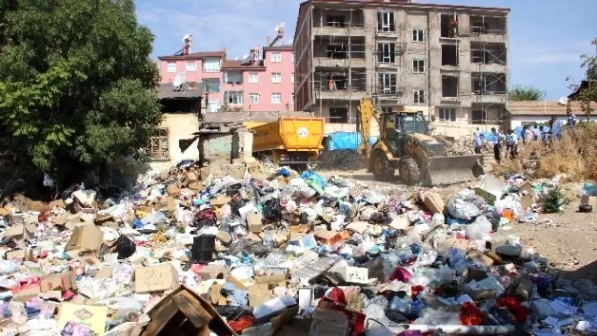 Elazığ\'da Yaşlı Çiftin Ev ve Bahçesinden 2 Kamyon Çöp Çıktı