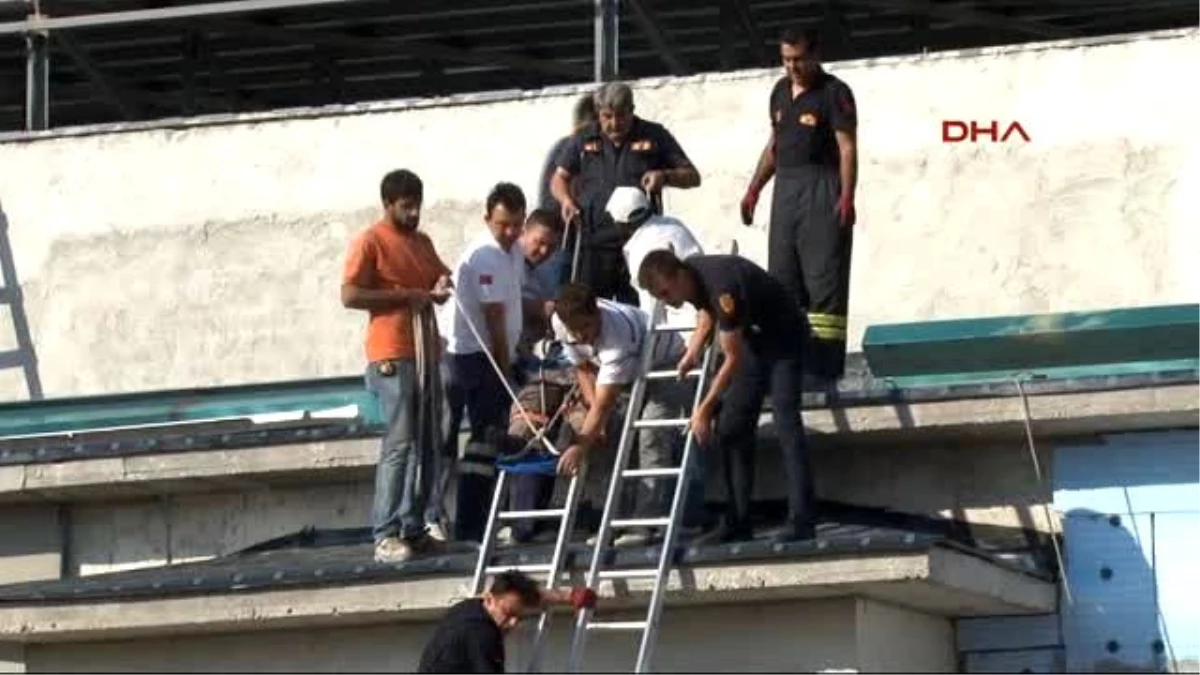 Eskişehir Spor Salonu İnşaatında Çatı Kaplaması Rüzgardan Uçtu 4 İşçi Yaralandı