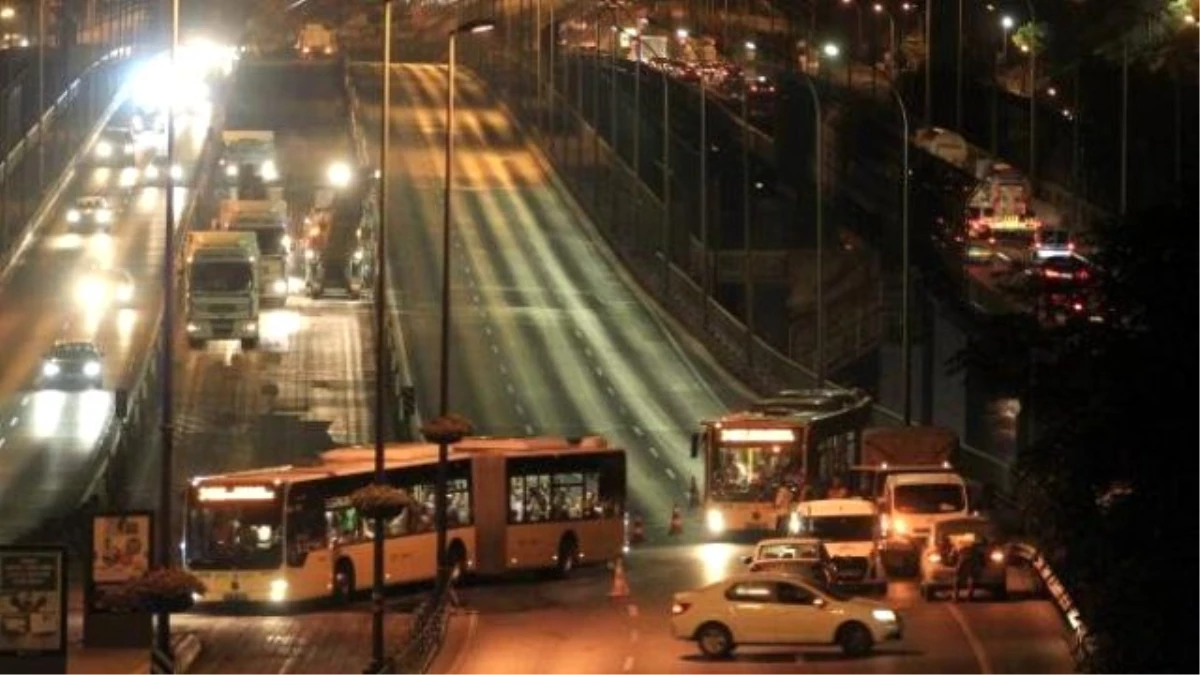 Haliç Köprüsü\'ndeki Çalışma İstanbul Trafiğini Kilitledi