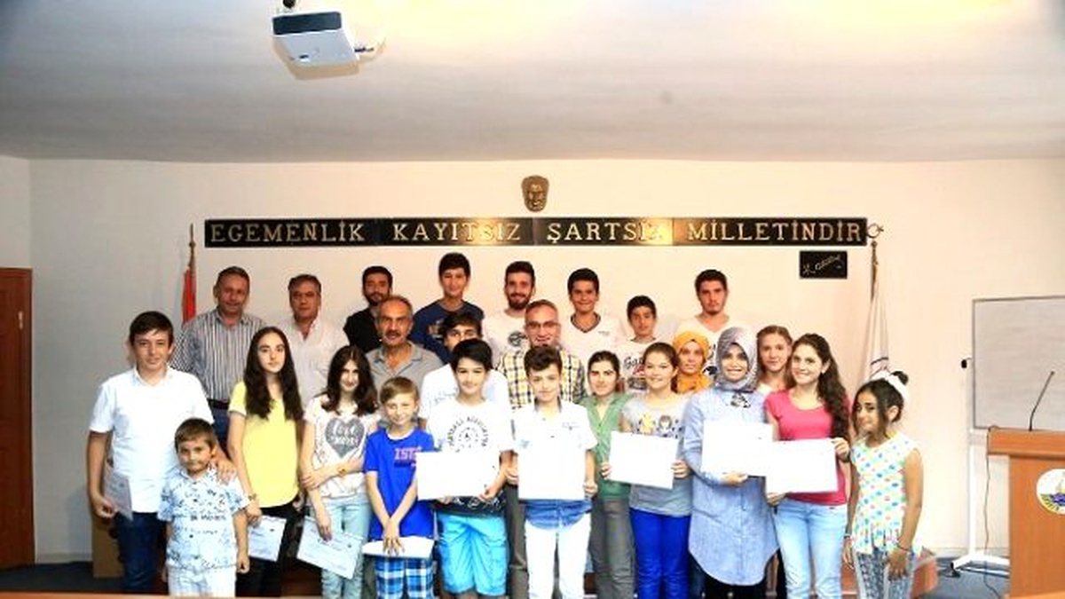 İngilizce Kursuna Katılan 22 Kursiyer Belgelerini Aldı