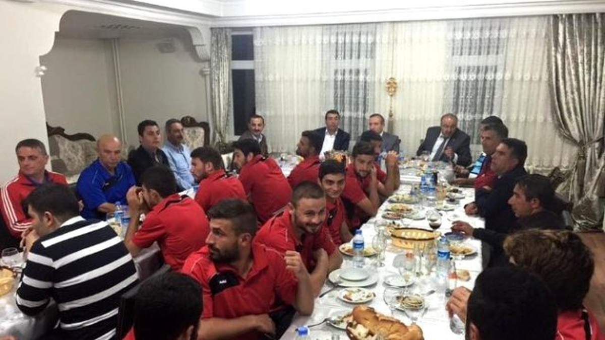 Kaymakam Karaman Sarıkamış Belediyesporlu Futbolcularla Yemekte Bir Araya Geldi