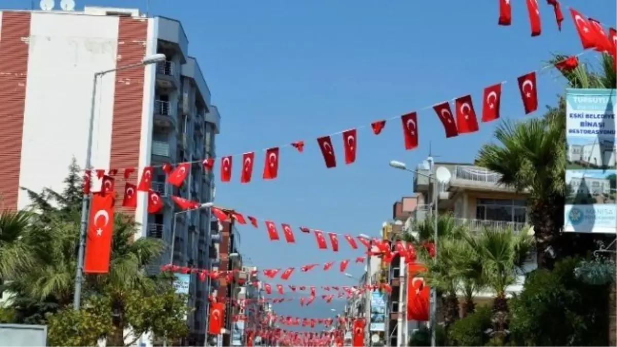 Turgutlu Belediyesi Sokakları Türk Bayrakları ile Donattı